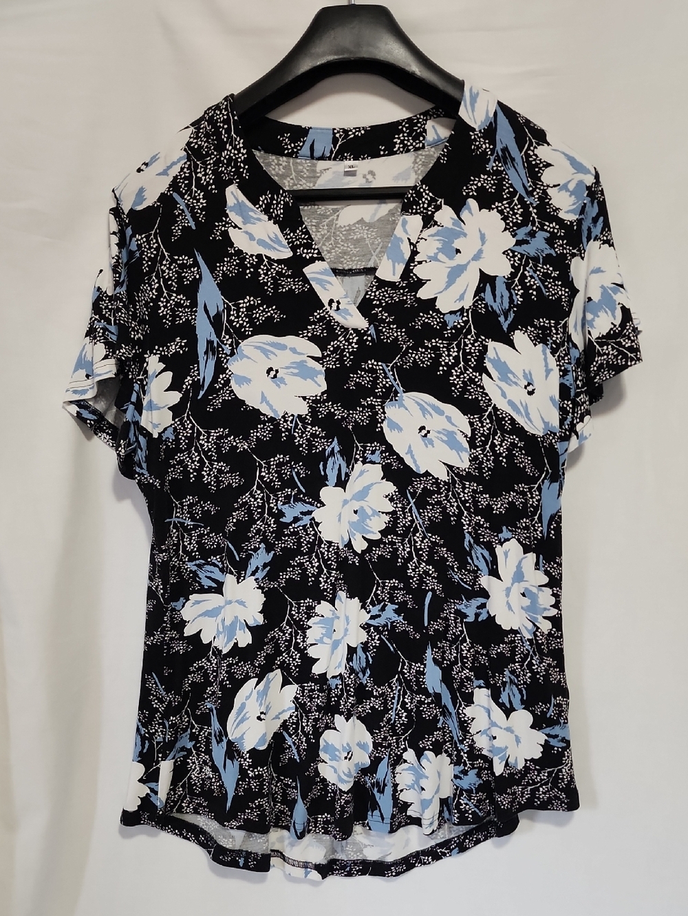Floral V-Neck Short Sleeve Top - Black & Light Blue